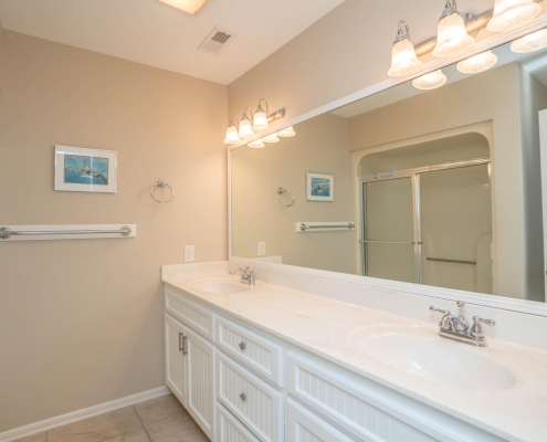 Upper level Queen bath with double vanity